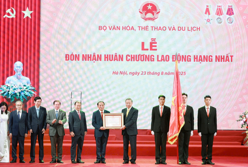 Tổng Bí thư Tô Lâm trao Huân chương Lao động hạng Nhất cho Bộ VHTTDL tại Lễ kỷ niệm 80 năm Ngày truyền thống Ngành Văn hóa (28/8/1945 - 28/8/2025). Lễ kỷ niệm diễn ra vào sáng ngày 23/8/2025 (ảnh: Viết Chung)