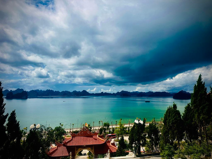 Chùa Cái Bầu- Vân Đồn, hướng nhìn thẳng ra Vịnh Bái Tử Long (ảnh minh hoạ) Chùa Cái Bầu- Vân Đồn, hướng nhìn thẳng ra Vịnh Bái Tử Long (ảnh minh hoạ)