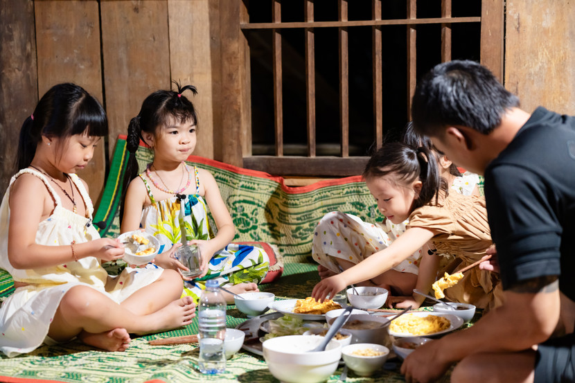 Duy Hưng chăm sóc 4 cô con gái