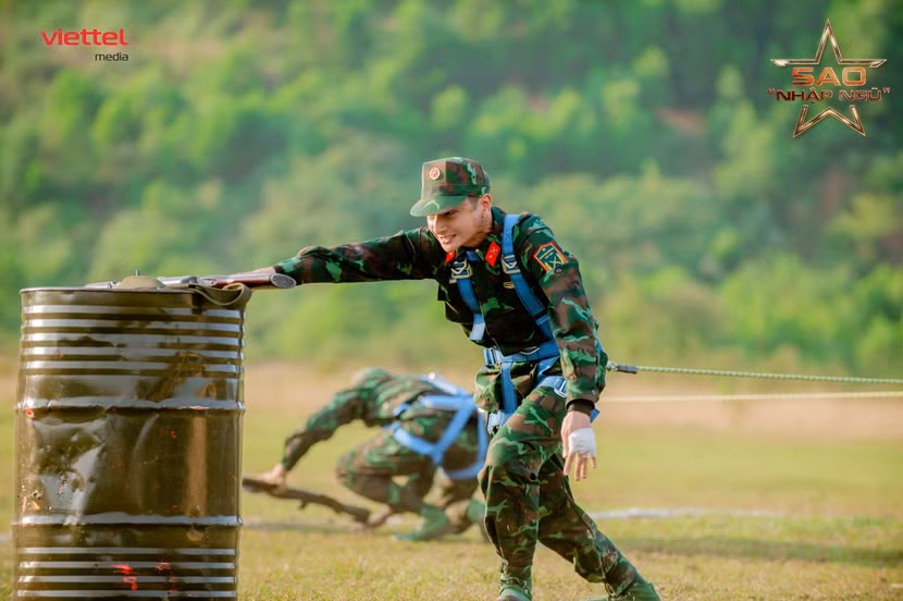 Tuấn Trần rèn luyện thể lực với thử thách kéo co 4 góc Tuấn Trần rèn luyện thể lực với thử thách kéo co 4 góc