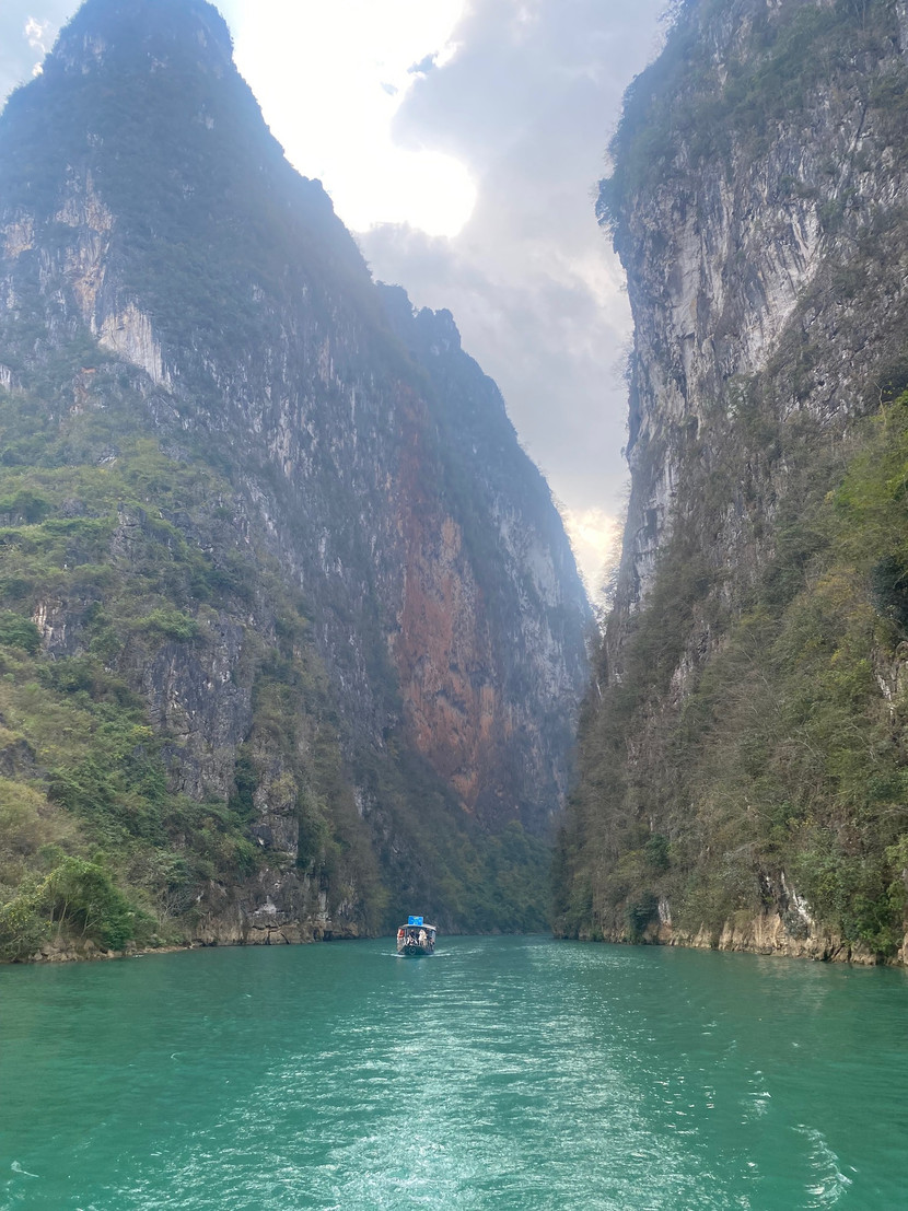 Sông Nho Quế, nơi có hèm vực Tu Sản. Đi thuyền trên sông Nho Quế là trải nghiệm của nhiều du khách khi đến Hà Giang Sông Nho Quế, nơi có hèm vực Tu Sản. Đi thuyền trên sông Nho Quế là trải nghiệm của nhiều du khách khi đến Hà Giang