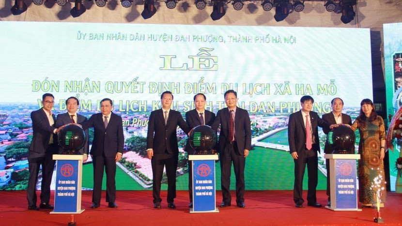 Ngày 17/4, Huyện ủy, UBND huyện Đan Phượng đã tổ chức Lễ đón nhận quyết định và công bố điểm du lịch xã Hạ Mỗ cùng Khu sinh thái Đan Phượng là điểm du lịch cấp thành phố. Tới dự có Phó Tổng cục trưởng Tổng cục Du lịch (Bộ Văn hóa, Thể thao và Du lịch) Hà Văn Siêu; Trưởng ban Dân vận Thành ủy Nguyễn Doãn Toản cùng nhiều đại diện lãnh đạo các ban ngành Hà Nội. Ngày 17/4, Huyện ủy, UBND huyện Đan Phượng đã tổ chức Lễ đón nhận quyết định và công bố điểm du lịch xã Hạ Mỗ cùng Khu sinh thái Đan Phượng là điểm du lịch cấp thành phố. Tới dự có Phó Tổng cục trưởng Tổng cục Du lịch (Bộ Văn hóa, Thể thao và Du lịch) Hà Văn Siêu; Trưởng ban Dân vận Thành ủy Nguyễn Doãn Toản cùng nhiều đại diện lãnh đạo các ban ngành Hà Nội.