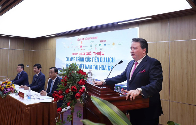 Đại sứ Hoa Kỳ tại Việt Nam Marc E. Knapper phát biểu tại cuộc họp báo (ảnh: Trần Huấn)