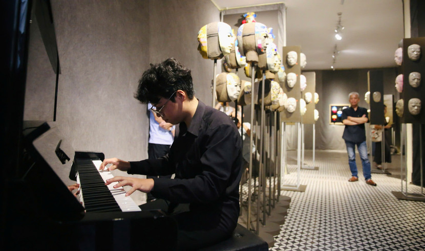 Nghệ sĩ Piano Trần Khôi Việt biểu diễn trong chương trình (ảnh: Thuần Thư)