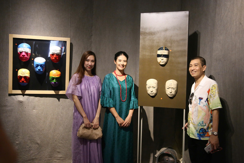 Họa sĩ Lê Thiết Cương cùng những người bạn tham dự khai mạc triển lãm