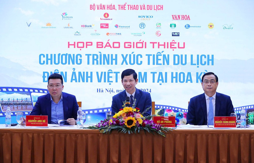 Thứ trưởng Bộ VHTTDL Hồ An Phong đã chủ trì họp báo giới thiệu Chương trình xúc tiến Du lịch - Điện ảnh Việt Nam tại Hoa Kỳ. Cùng dự có Cục trưởng Cục Du lịch Quốc gia Nguyễn Trùng Khánh và Tổng biên tập Báo Văn hóa Nguyễn Anh Vũ (ảnh: Trần Huấn)