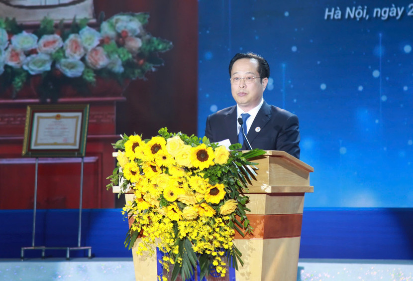 Giám đốc Sở GD-ĐT Hà Nội Trần Thế Cương tin tưởng, nhà trường sẽ phát triển hơn nữa, góp phần quan trọng vào sự phát triển sự nghiệp giáo dục đào tạo Thủ đô và đất nước. Giám đốc Sở GD-ĐT Hà Nội Trần Thế Cương tin tưởng, nhà trường sẽ phát triển hơn nữa, góp phần quan trọng vào sự phát triển sự nghiệp giáo dục đào tạo Thủ đô và đất nước.