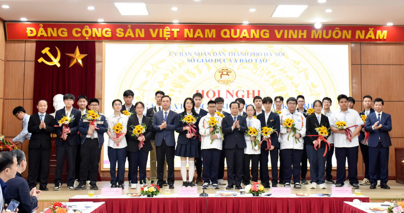 Lãnh đạo Sở GD-ĐT Hà Nội gặp mặt đoàn học sinh Hà Nội được lựa chọn tham dự kỳ thi chọn đội tuyển quốc gia dự thi Olympic quốc tế và khu vực năm 2025
