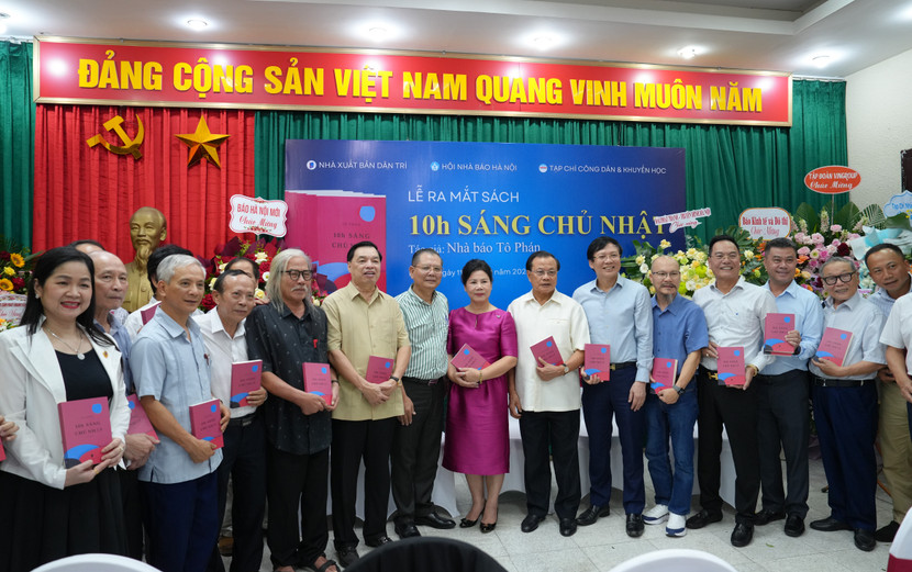 Các khách mời tham dự Lễ ra mắt sách "10h sáng Chủ nhật" chụp ảnh lưu niệm cùng tác giả Tô Phán
