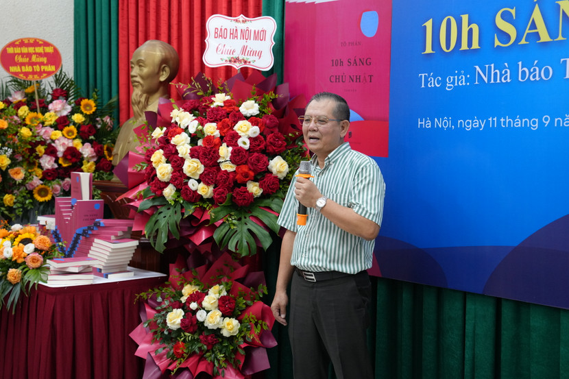 Nhà báo Tô Phán, Tổng biên tập Tạp chí Công dân và Khuyến học, Chủ tịch Hội Nhà báo TP Hà Nội phát biểu tại Lễ ra mắt sách "10h sáng Chủ nhật"
