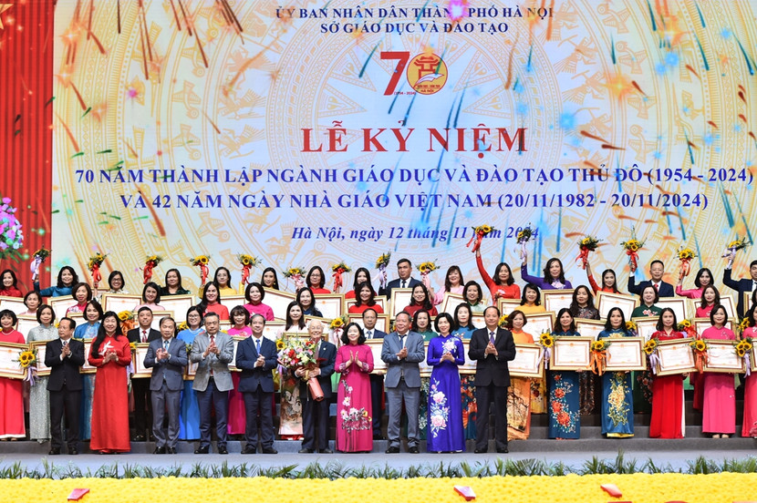 Ngày 12-11, ngành Giáo dục và Đào tạo Hà Nội long trọng tổ chức kỷ niệm 70 năm ngành và 42 năm Ngày nhà giáo Việt Nam. Ngày 12-11, ngành Giáo dục và Đào tạo Hà Nội long trọng tổ chức kỷ niệm 70 năm ngành và 42 năm Ngày nhà giáo Việt Nam.