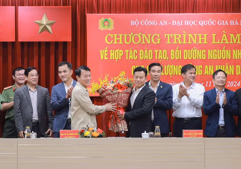 Bộ trưởng Bộ Công an Lương Tam Quang mong muốn mối quan hệ phối hợp giữa Bộ Công an và ĐHQGHN ngày càng bền vững.