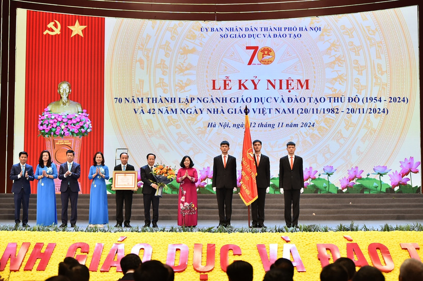 Bí thư Thành ủy Bùi Thị Minh Hoài trao Huân chương Lao động hạng Nhất tặng Sở Giáo dục - Đào tạo Hà Nội. Bí thư Thành ủy Bùi Thị Minh Hoài trao Huân chương Lao động hạng Nhất tặng Sở Giáo dục - Đào tạo Hà Nội.