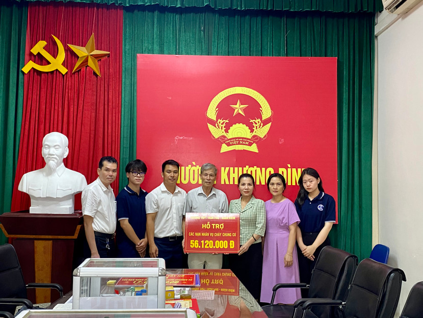 Thầy cô, phụ huynh, học sinh trường THPT Trần Phú-Hoàn Kiếm ủng hộ người dân bị nạn trong vụ cháy tại phường Khương Đình