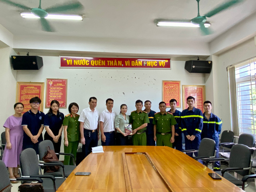 Thầy trò trường THPT Trần Phú-Hoàn Kiếm thăm hỏi, động viên các chiến sĩ PCCC&amp;CNCH Công an quận Hà Đông