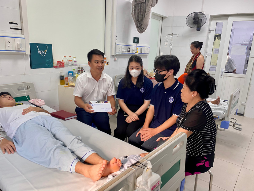 Tấm gương các chiến sĩ PCCC quên mình cứu người dân trong vụ hỏa hoạn đêm 12-9 khiến nhiều người cảm phục