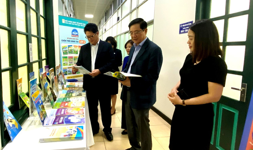 Hà Nội tổ chức cho giáo viên tiếp cận sách giáo khoa mới triển khai trong năm học 2023-2024 Hà Nội tổ chức cho giáo viên tiếp cận sách giáo khoa mới triển khai trong năm học 2023-2024