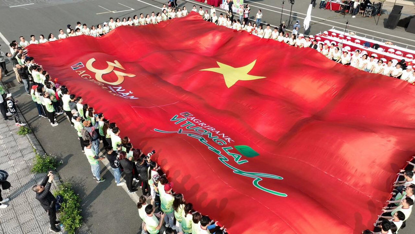 Lá đại kỳ xuất hiện đầy ấn tượng tại lễ phát động Giải Lá đại kỳ xuất hiện đầy ấn tượng tại lễ phát động Giải