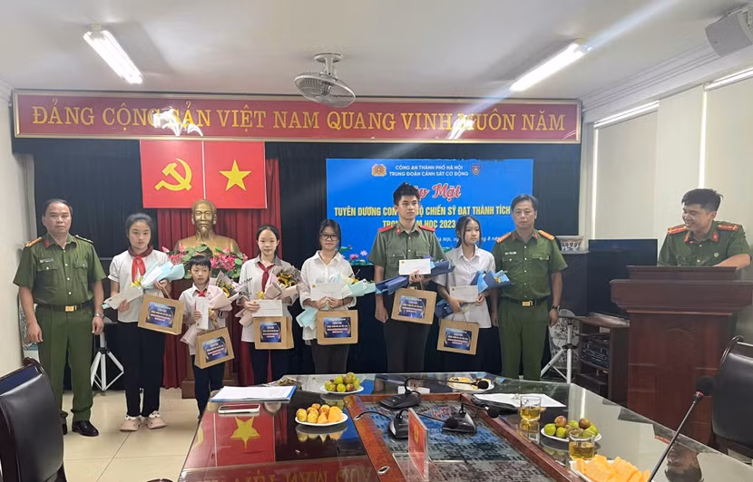 Trung đoàn Cảnh sát cơ động CATP Hà Nội tuyên dương con CBCS đạt thành tích cao trong học tập