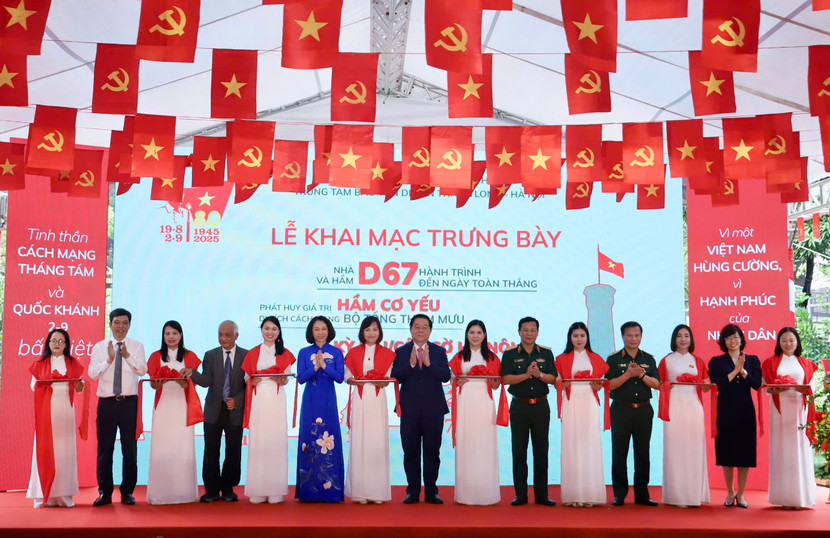 Các đại biểu cắt băng khai mạc triển lãm sáng 19-8 Các đại biểu cắt băng khai mạc triển lãm sáng 19-8