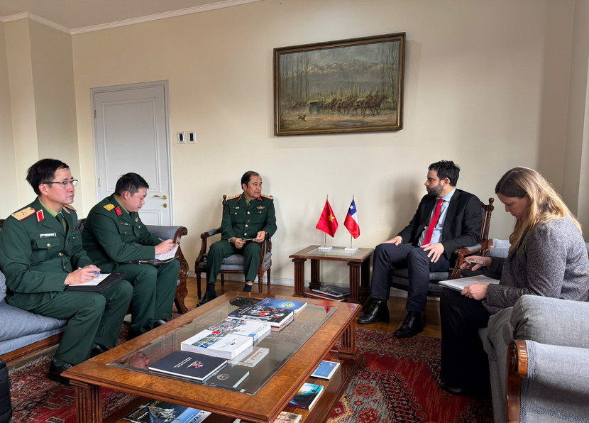Thượng tướng Phùng Sĩ Tấn, Phó Tổng Tham mưu trưởng Quân đội nhân dân Việt Nam, Phó Trưởng Ban Chỉ đạo Bộ Quốc phòng Việt Nam về tham gia hoạt động Gìn giữ hòa bình Liên hợp quốc (GGHB LHQ), đã có buổi làm việc với ngài Ricardo Montero Allende, Thứ trưởng Bộ Quốc phòng Chi-lê, tại trụ sở Bộ Quốc phòng nước này