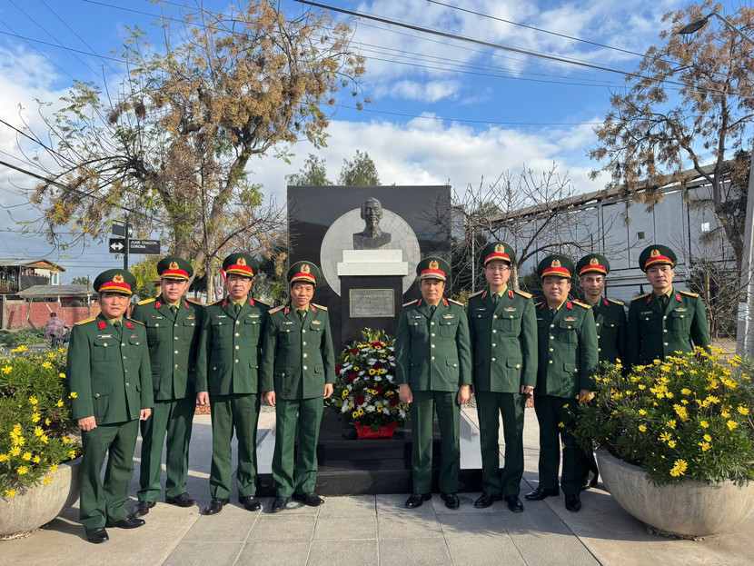 Đồng chí Thượng tướng Phùng Sĩ Tấn và Đoàn công tác đã tới dâng hoa tưởng niệm Chủ tịch Hồ Chí Minh trước Tượng đài của Người trong khuôn viên Công viên mang tên Hồ Chí Minh ở Thủ đô Santiago de Chile