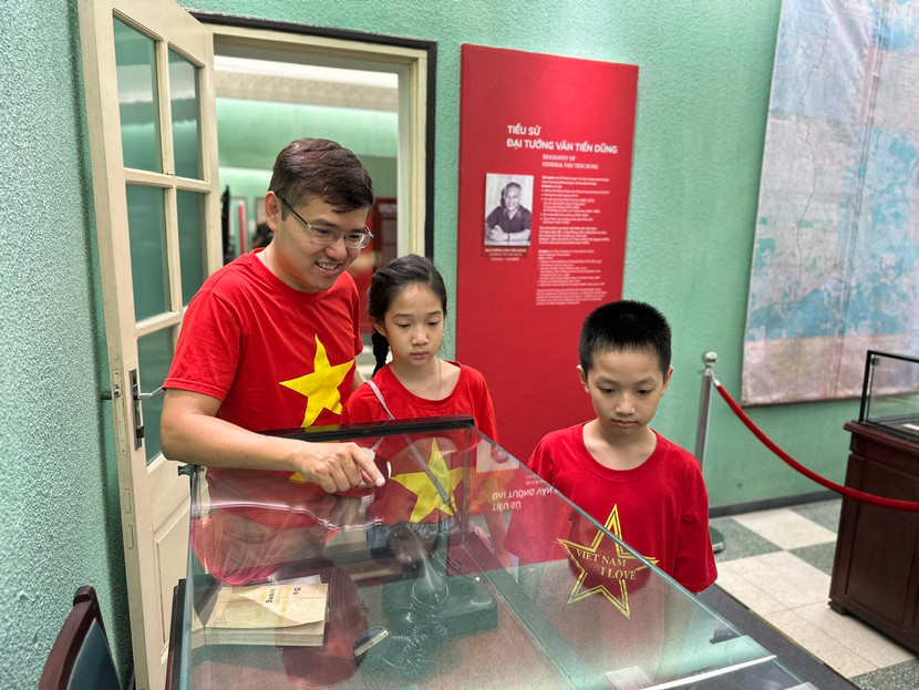 Rất đông phụ huynh đã đưa con em mình đến Hoàng Thành Thăng Long vào những ngày này (ảnh Hoàng Quyên) Rất đông phụ huynh đã đưa con em mình đến Hoàng Thành Thăng Long vào những ngày này (ảnh Hoàng Quyên)