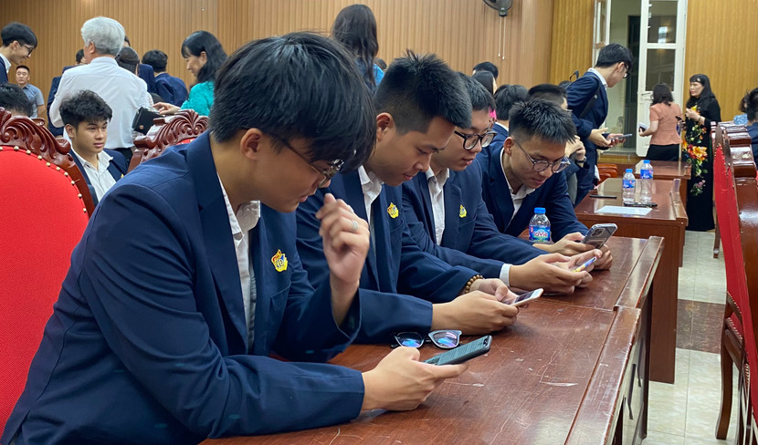 Học sinh Hà Nội thực hành tải ứng dụng ôn thi tốt nghiệp THPT 2024 Học sinh Hà Nội thực hành tải ứng dụng ôn thi tốt nghiệp THPT 2024