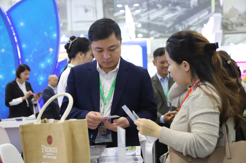 Nhiều tour với giá ưu đãi được các công ty lữ hành chào bán tại Hội chợ