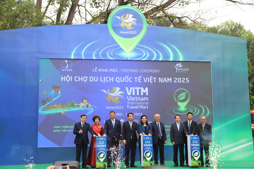 Các đại biểu nhấn nút "khởi động" các hoạt động của VITM 2025