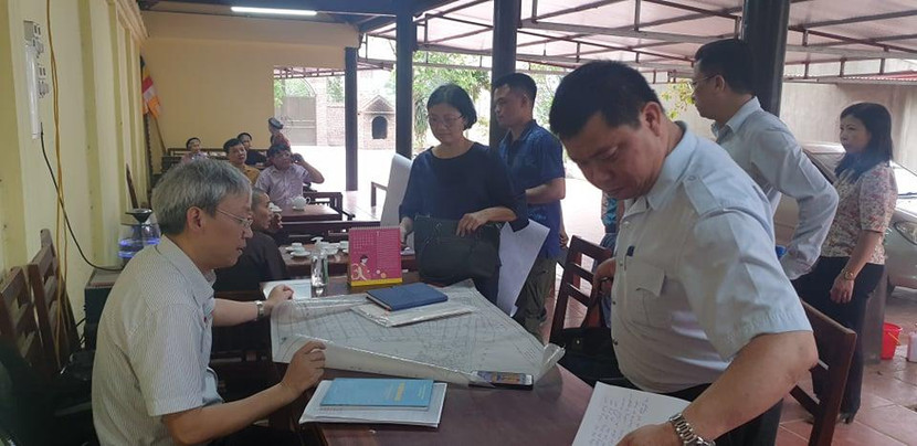 Phó Cục trưởng Trần Đình Thành (ngồi) kiểm tra sơ đồ, hồ sơ xếp hạng di tích chùa Đậu