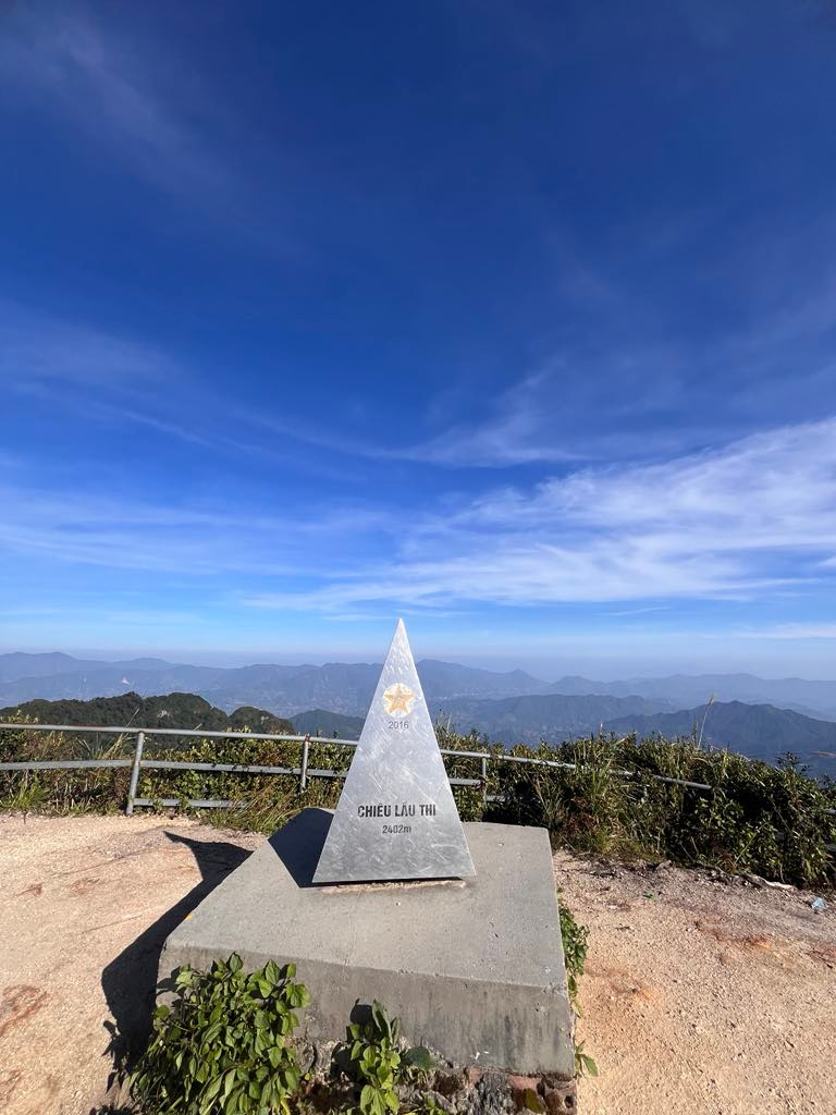 Núi Chiêu Lầu Thi độ cao khoảng 2.402m thuộc xã Hồ Thầu, Huyện Hoàng Su Phì, Hà Giang, là một trong 2 đỉnh cao nhất nhì Đông Bắc