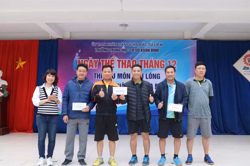 Hiệu trưởng Lê Thị Thu Hà trao giải thưởng cho các VĐV đoạt giải