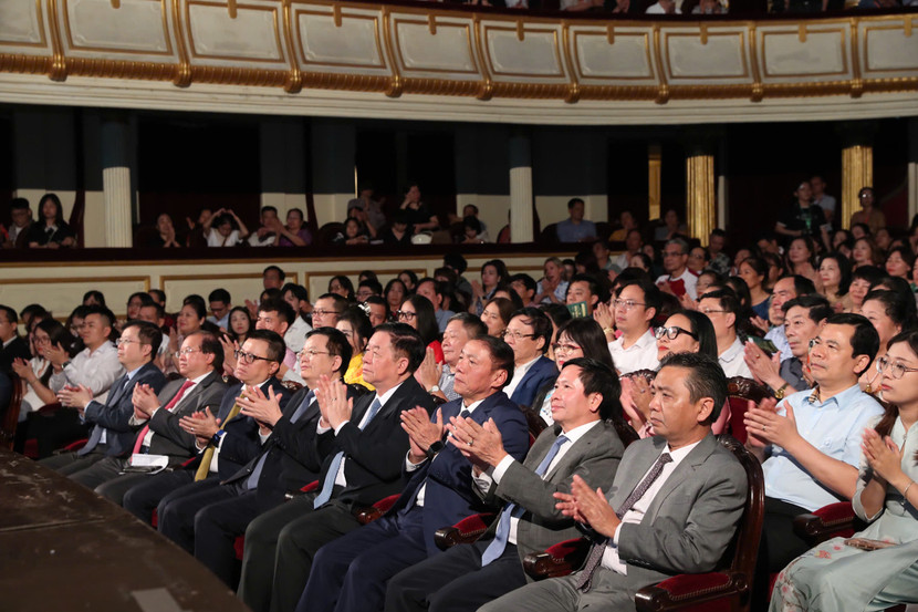 Các đại biểu tham dự chương trình nghệ thuật "Quà tháng 5 dâng người" Các đại biểu tham dự chương trình nghệ thuật "Quà tháng 5 dâng người"