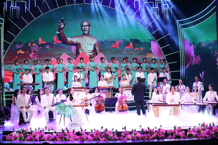 Một tiết mục trong chương trình (ảnh: Trần Huấn) Một tiết mục trong chương trình (ảnh: Trần Huấn)
