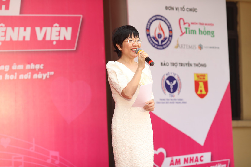 MC Thảo Vân- người đồng hành quen thuộc của Mang âm nhạc tới bệnh viện trong lần ghé thăm Bệnh viện 198-Bộ Công an