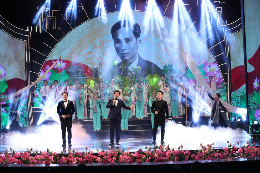 “Quà tháng 5 dâng Người” là chương trình nghệ thuật mang ý nghĩa chính trị, văn hóa sâu sắc, thể hiện tri ân sâu nặng và tình cảm kính yêu vô hạn của nhân dân cả nước đối với Chủ tịch Hồ Chí Minh “Quà tháng 5 dâng Người” là chương trình nghệ thuật mang ý nghĩa chính trị, văn hóa sâu sắc, thể hiện tri ân sâu nặng và tình cảm kính yêu vô hạn của nhân dân cả nước đối với Chủ tịch Hồ Chí Minh