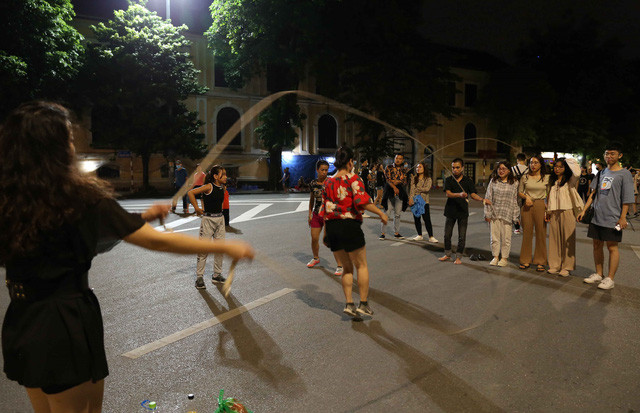 Các hoạt động trên phố đi bộ quanh hồ Gươm bắt đầu tấp nập trở lại (ảnh Hoàng Hiếu- TTX)