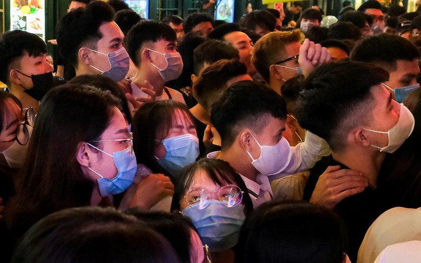 Xếp hàng để vào một quán bar miễn phí vé vào cửa (ảnh Phạm Thắng)