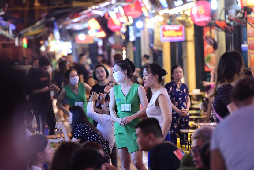 Quán hàng trên phố Tạ Hiện bắt đầu đông đúc trở lại như thời điểm chưa có dịch (ảnh Quang Vinh)