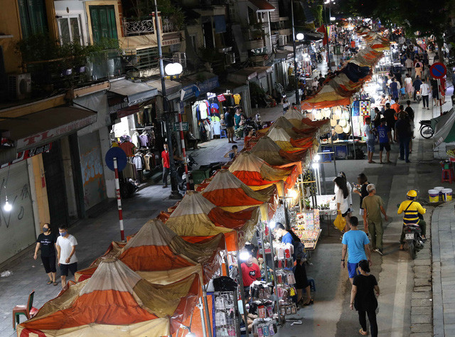 Tuyến phố Hàng Đào- Đồng Xuân hoạt động trở lại (ảnh Hoàng Hiếu-TTX)