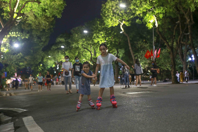 Tiết trời se lạnh khiến không khí ở phố đi bộ rất dễ chịu (ảnh Hoàng Hiếu-TTX)