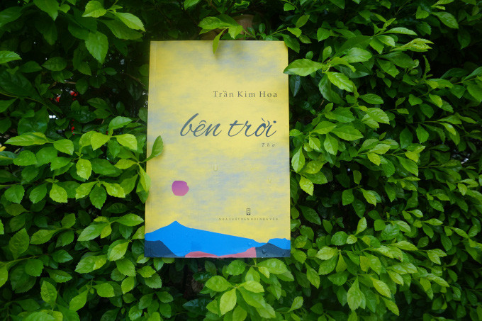 Tập thơ "Bên trời" của nhà thơ Trần Kim Hoa