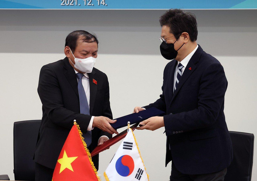 Bộ trưởng Bộ VHTTDL Việt Nam Nguyễn Văn Hùng và Bộ trưởng Bộ VHTTDL Hàn Quốc Hwang Hee ký kết Chương trình Trao đổi Văn hóa giữa 2 Bộ về các hoạt động kỷ niệm 30 năm thiết lập quan hệ ngoại giao Việt Nam - Hàn Quốc vào năm 2022