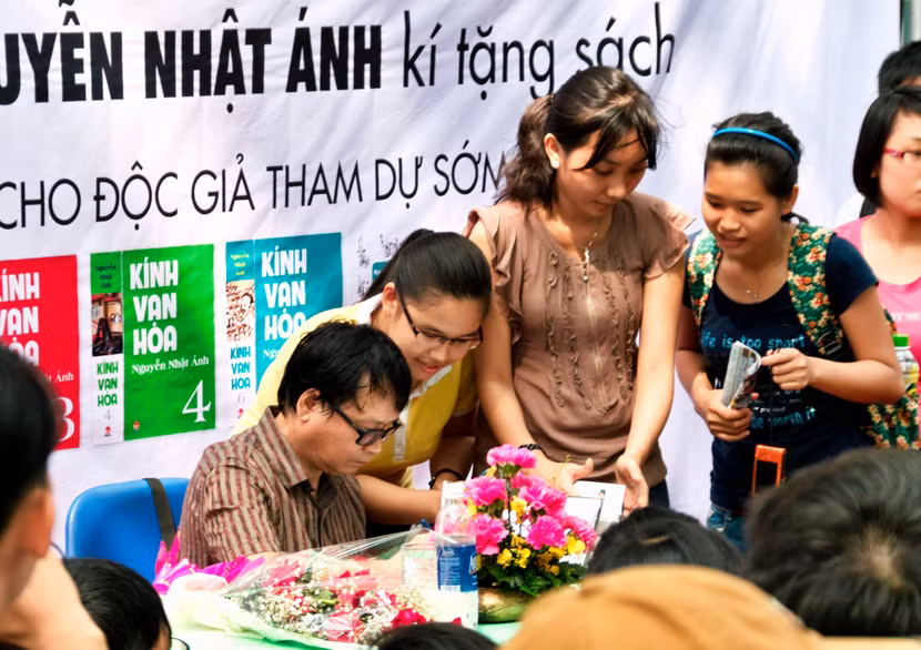 Nhân dịp này, nhà văn Nguyễn Nhật Ánh và họa sĩ Đỗ Hoàng Tường – người vẽ minh họa tác phẩm Kính Vạn Hoa sẽ giao lưu và kí tặng độc giả Hà Nội.