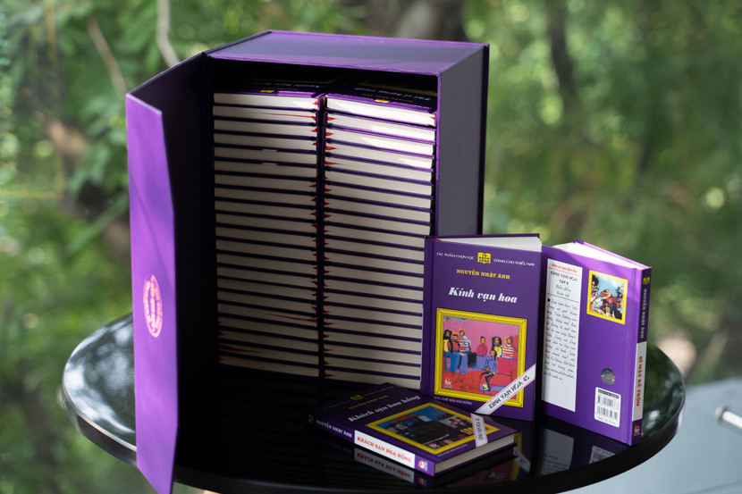 Tập 1 – “Nhà ảo thuật” có chữ ký viết tay trực tiếp của nhà văn Nguyễn Nhật Ánh dành tặng độc giả hâm mộ. Sách bìa cứng được đựng trong boxset