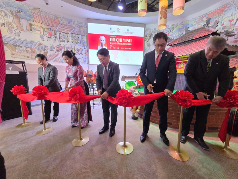 Ông Ngô Trịnh Hà, Tổng Lãnh sự Việt Nam tại Osaka, ông Trần Nhất Hoàng, bà Lê Thị Phượng và các đại biểu khách mời Nhật Bản cắt băng khai mạc Triển lãm