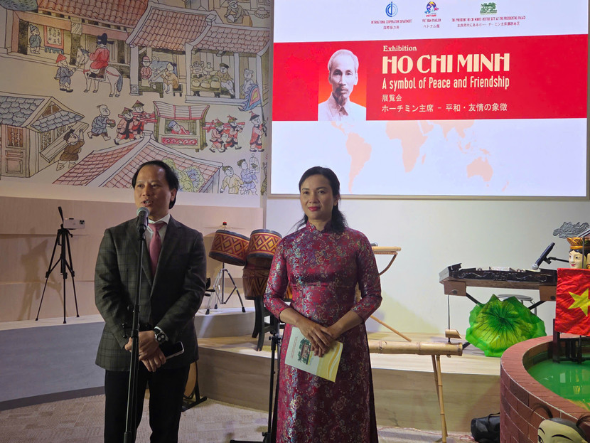 Ông Trần Nhất Hoàng, Phó Tổng đại diện Việt Nam tại EXPO 2025 và bà Lê Thị Phượng, Giám đốc Khu di tích Chủ tịch Hồ Chí Minh tại Phủ Chủ tịch phát biểu tại sự kiện