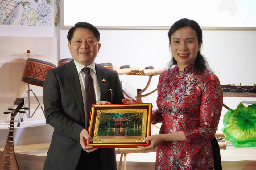 Lê Thị Phượng đại diện Khu di tích Chủ tịch Hồ Chí Minh tặng quà Tổng lãnh sự Ngô Trịnh Hà