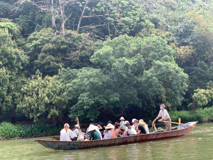 Do lượng khách không quá đông nên du khách khá thư thả khi tới chùa Hương cuối tuần qua Do lượng khách không quá đông nên du khách khá thư thả khi tới chùa Hương cuối tuần qua